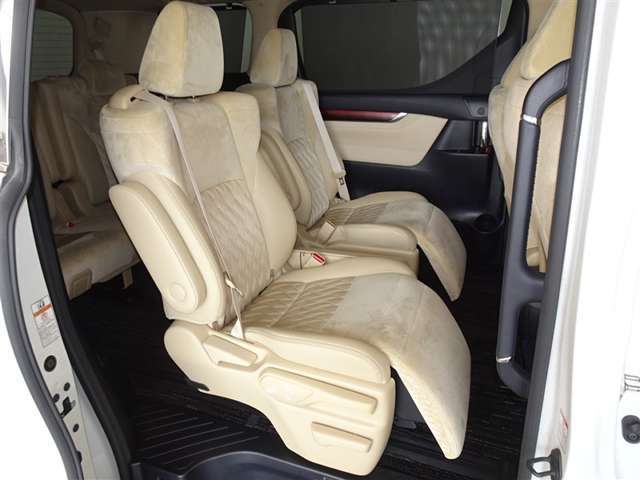 ソファーのようなセカンドシート、オットマン付きでファーストクラスの快適さです。