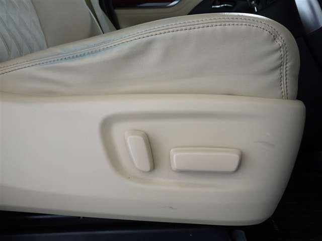 パワーシート搭載。微妙な調整が手軽にでき、ピッタリのポジションで運転することが可能です。