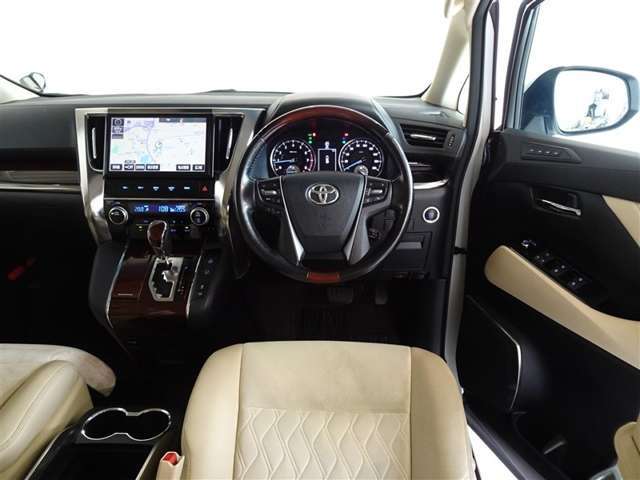 革巻きステアリングで快適な操作性の運転席です。