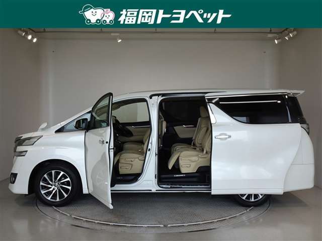 両側パワースライドドア付きだから、狭い駐車スペースなどでの 乗り降りラクラク！小さなお子さまのいるご家庭には嬉しい装備。