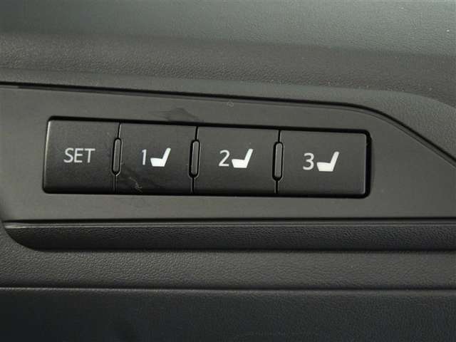 運転席のパワーシートは3名様分までメモリー機能付きです。