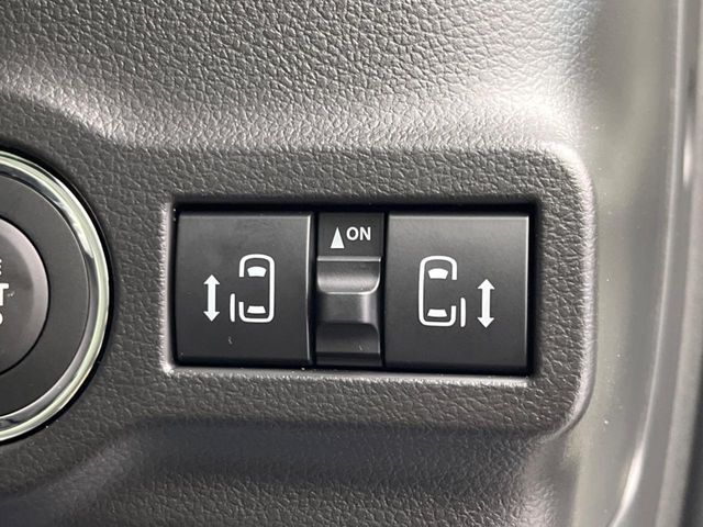 【両側パワースライドドア】スマートキーや運転席のスイッチで後席両側スライドドアの開閉が可能♪電動だから力を入れてドアを開ける必要が無く、小さなお子様でも簡単に開け閉めでき快適です♪