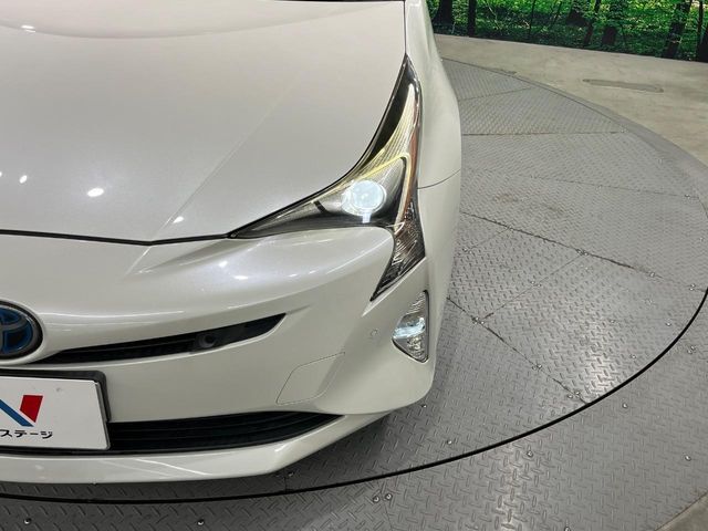 【LEDヘッドライト】悪天候や夜間走行時も良好な視界を確保し安心して運転できる高輝度LEDヘッドライトを装備！点灯速度が早く、消費電力も抑えられています。