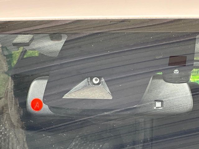 【プリクラッシュセーフティ】前方の車両等を検知し、衝突しそうな時は警報で注意を促し、ブレーキを踏む力をサポート。ブレーキを踏めなかった場合は衝突被害軽減ブレーキが作動、衝突回避をサポートします。