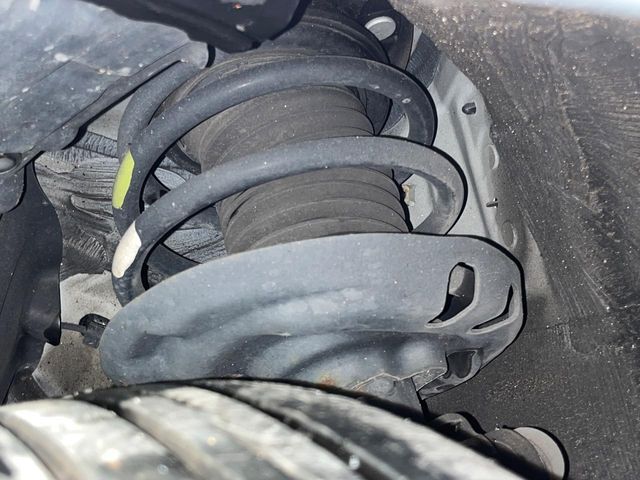 お車を安心してお乗りいただく為には、足回りの定期点検が欠かせません。サービスサポート（有償保証）では無料点検もご提供しており、安心のカーライフをお過ごしいただけるサポート体制が整っています。