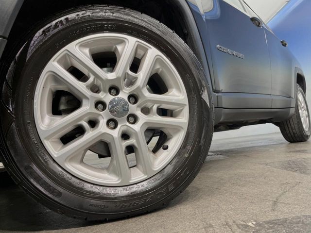 ●純正アルミホイール：輸入車ならではの卓越した走りを支えるホイールと足回りです！日本車の走りに慣れている方にもぜひ体感して頂きたいほど、高いレベルでまとまっています！