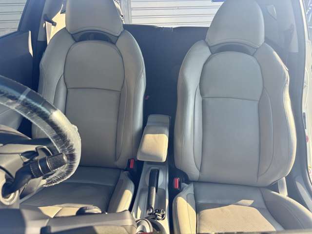 オプションの革シート付の車両になります。