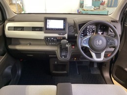 車内は光触媒抗菌消臭施工済です。スタイリッシュなデザインで暖かみのあるインパネ周りを演出します。グローブボックスやカップホルダーのほかにトレーなどたくさんの収納スペースが装備されています。