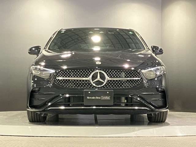 フロントグリル中央に大きく輝くスリーポインテッドスター。メルセデスベンツならではのステータスを強く感じる事ができます