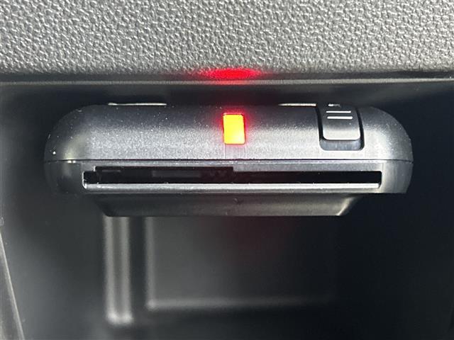 【ETC】有料道路を利用する際に料金所で停止することなく通過できる、ETC車載器（ノンストップ自動料金収受システム機器）が装備されています。セットアップを行うことで利用可能になります。