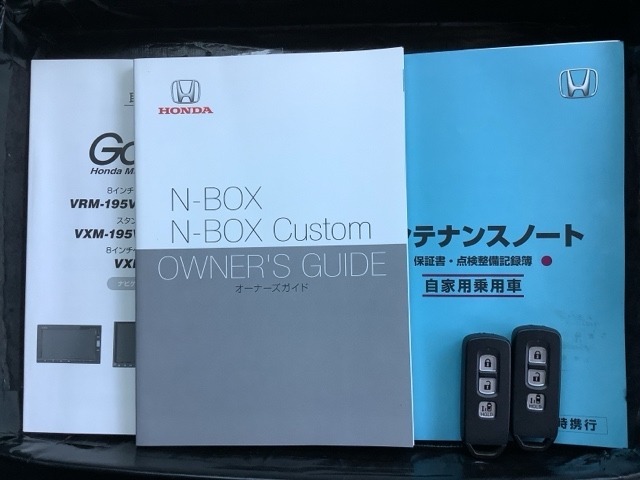 スマートキーは鍵をバッグに入れたままでもドアロックの開閉やエンジンのON・OFFができます。夜間や雨の日も鍵を探さなくて良いので便利です。