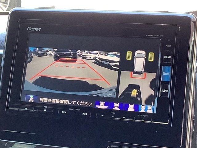 リバースギアに入れるだけで後方の表示へ切り替わります。夜間や雨の日の駐車も楽になりますよ。