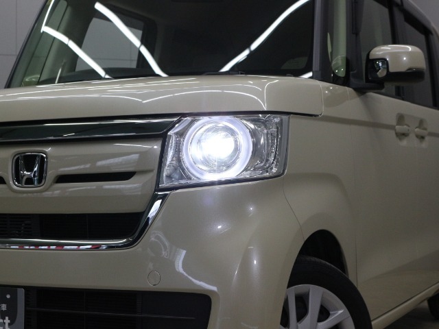 【LEDヘッドライト】悪天候や夜間走行時も良好な視界を確保し安心して運転できる高輝度LEDヘッドライトを装備！点灯速度が早く、消費電力も抑えられています！！