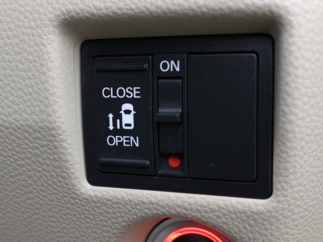 【片側電動スライド】スライドドアは片側電動スライドドアになっております。運転席からの開閉も出来、リモコンキーでも離れたところから開閉出来ますので大変便利な装備です。