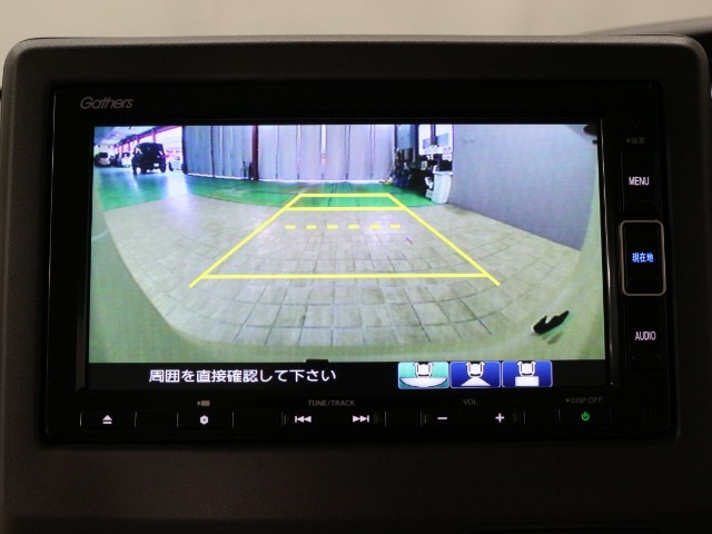 【バックカメラ】駐車時に後方がリアルタイム映像で確認できます。大型商業施設や立体駐車場での駐車時や、夜間のバック時に大活躍！運転スキルに関わらず、今や必須となった装備のひとつです！