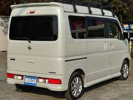 ★右斜め後ろからの一枚です★納車前にはバッチリ仕上げをしてご納車しております！商談時に小キズや線キズなど気になる所があればお気軽にご相談下さい♪内装の写真も是非ご覧ください♪