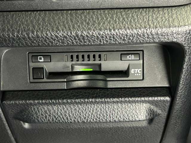 【ETC】有料道路を利用する際に料金所で停止することなく通過できる、ETC車載器（ノンストップ自動料金収受システム機器）が装備されています。セットアップを行うことで利用可能になります。