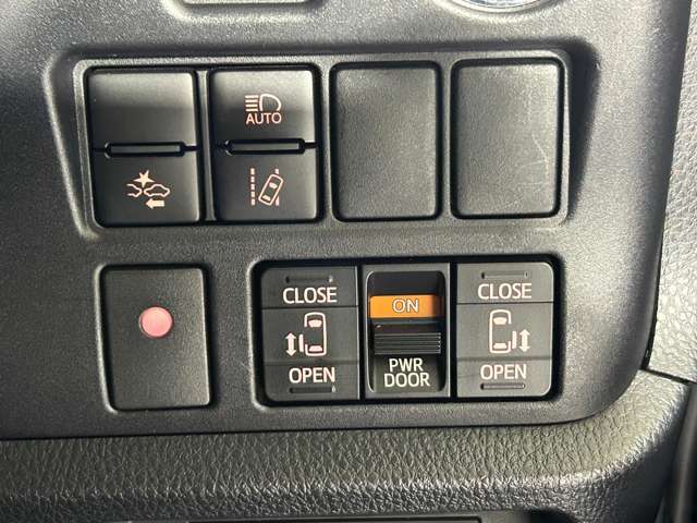 【両側パワースライドドア】小さなお子さまでもボタン一つで乗り降りラクラクです！両手に荷物を抱えている状態でもボタンを押せば自動で開閉するので、お買い物やお出かけの際にはとっても重宝します！