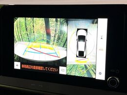 【パノラミックビューモニター】専用のカメラにより、上から見下ろしたような視点で360度クルマの周囲を確認することができます☆死角部分も確認しやすく、狭い場所での切り返しや駐車もスムーズに行えます。