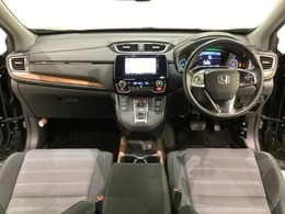 車内は光触媒抗菌消臭施工済です。インパネ周りはスタイリッシュなデザインで機能や装備も充実しています。グローブボックスやカップホルダーのほかにトレーなどたくさんの収納スペースが付いています。