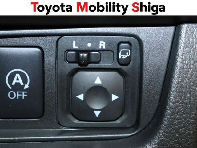 便利な電動格納ドアミラーも装備しております。駐車時にボタン一つで折り畳む事が出来るので便利ですよ。