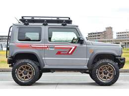 3インチリフトアップをベースに多数のカスタムパーツが装着されています/