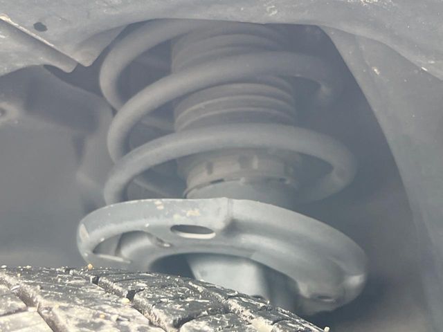 お車を安心してお乗りいただく為には、足回りの定期点検が欠かせません。サービスサポート（有償保証）では無料点検もご提供しており、安心のカーライフをお過ごしいただけるサポート体制が整っています。