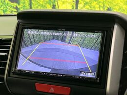 【バックカメラ】駐車時に後方がリアルタイム映像で確認できます。大型商業施設や立体駐車場での駐車時や、夜間のバック時に大活躍！運転スキルに関わらず、今や必須となった装備のひとつです！