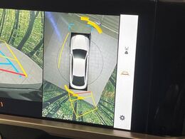 【パノラミックビューモニター】専用のカメラにより、上から見下ろしたような視点で360度クルマの周囲を確認することができます☆死角部分も確認しやすく、狭い場所での切り返しや駐車もスムーズに行えます。