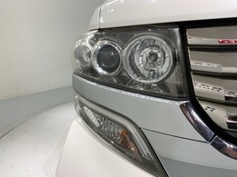 ディスチャージヘッドライト搭載でしっかり明るく照らしてくれるので、夜間走行や不慣れな道でも安心です。