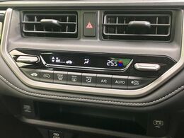 【オートエアコン】一度お好みの温度に設定すれば、車内の温度を検知し風量や温度を自動で調整。暑い…寒い…と何度もスイッチ操作をする必要はありません。快適な車内空間には必須の機能ですね♪