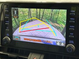 【バックカメラ】駐車時に後方がリアルタイム映像で確認できます。大型商業施設や立体駐車場での駐車時や、夜間のバック時に大活躍！運転スキルに関わらず、今や必須となった装備のひとつです！