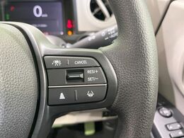 【アダプティブクルーズコントロール】高速道路での長距離走行が楽に！！自動で速度を保つクルーズコントロールが、衝突軽減システムと連携し、前方の車両を感知して車間を保つように速度調節してくれます！！