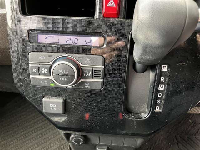 オートエアコンなので、お好みの温度に設定するだけで車内を快適空間にしてくれます。
