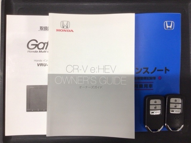 スマートキーは鍵をバッグに入れたままでもドアロックの開閉やエンジンのON・OFFができます。夜間や雨の日も鍵を探さなくて良いので便利です。