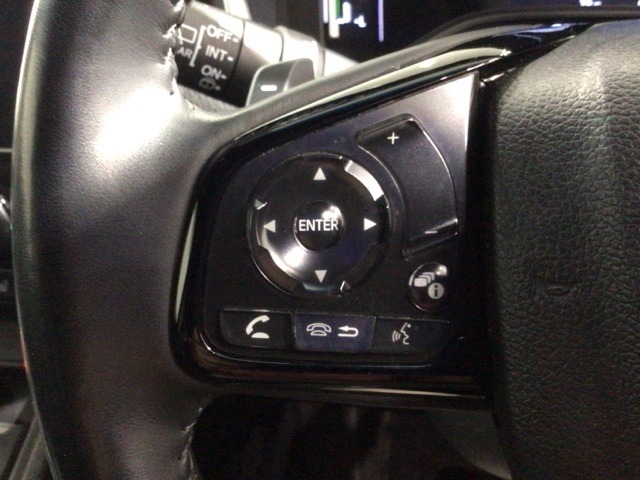ステアリングにオーディオ操作スイッチが付いています。オーディオ画面に直接タッチしなくても操作が出来ますので、運転に集中できます。