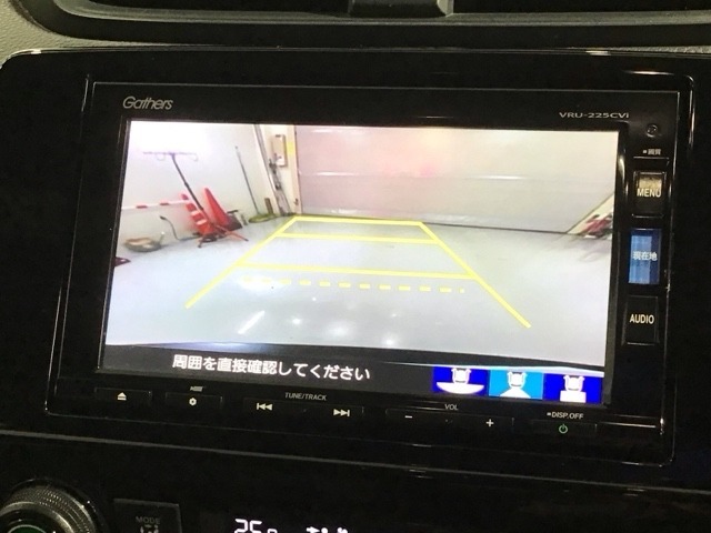 リバースギアに入れるだけで後方の表示へ切り替わります。夜間や雨の日の駐車も楽になりますよ。