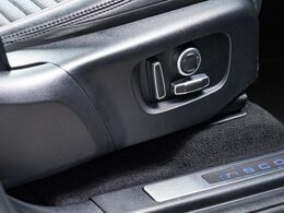 電動パワーシートですので運転中のシート調節も安全に行えます。微調整も可能ですのであなただけのドライビングポジションを実現します。