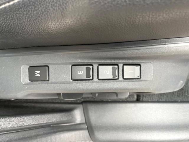 【メモリー機能付きパワーシート】ドライバーごとに設定したシート位置を記憶して、ボタン一つで切り替えできる便利な機能！運転する方が複数名いらっしゃるご家庭におすすめです。