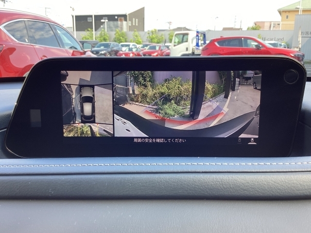 狭い場所での駐車やすれ違いなどでより的確な運転操作に役立つ360°ビューモニターが装備されています。