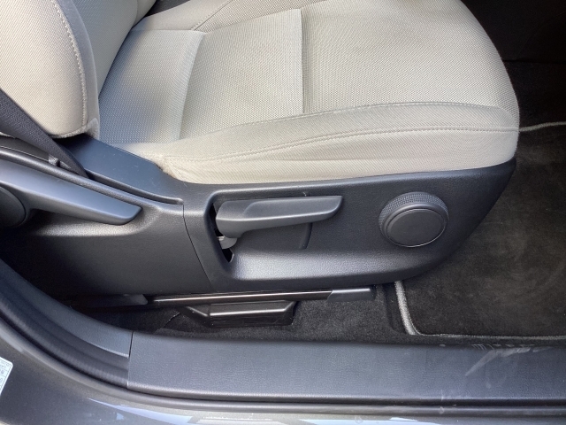 運転席にはドライバーの体型や好みに応じて前後方向だけでなく、高さの調整ができるシートリフターを装備！