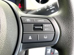 【アダプティブクルーズコントロール】高速道路での長距離走行が楽に！！自動で速度を保つクルーズコントロールが、衝突軽減システムと連携し、前方の車両を感知して車間を保つように速度調節してくれます！！