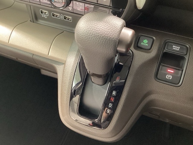 インパネシフトを採用しているので、前席の足元も広々としています。運転席と助手席の行き来もスムーズです！