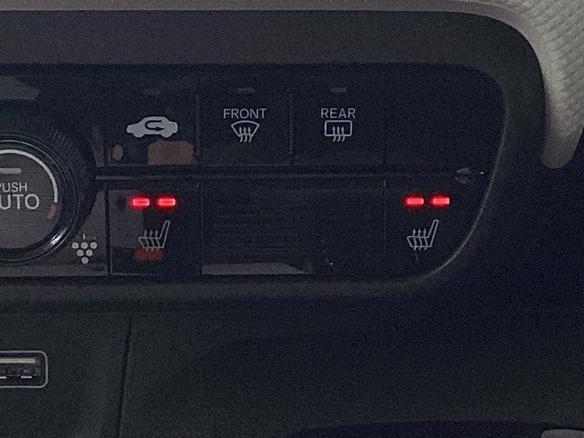 運転席と助手席にシートヒーターが付いています☆寒い時期に腰周りを温めてくれるので体全体が温まりやすいのは勿論、暖房と違い顔に風が当たらないので、乾燥肌やドライアイの方でも大丈夫☆