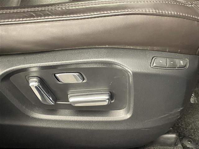 【電動パワーシート】最適なシートポジションを提供し快適にお過ごしいただけ、助手席は足元にお荷物を置いてもゆとりのある空間です