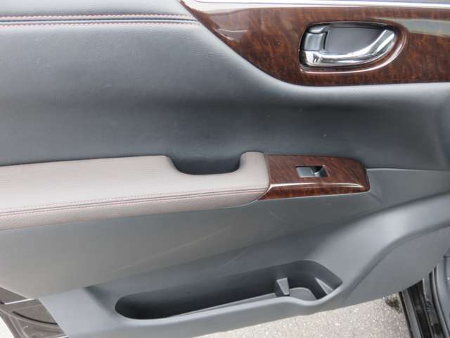 プライバシーガラスになっているので、車内のプライバシーは守られます。夏の日差しを和らげる効果もありそうですね。