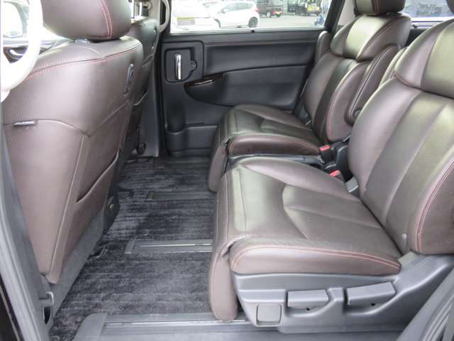 後席の足元も広々。長距離ドライブの際には疲労度が全く違いますよね。また足元に荷物を置くときも広いと嬉しいです。