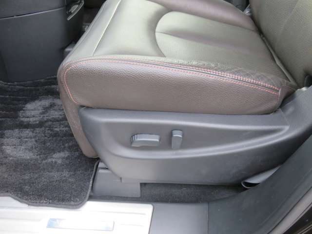 ルームクリーニングを実施しました。目に見える部分、身体が触れる部分はもちろんですが、シートやマットの下、その他の隙間など普段目につかない部分もしっかりとクリーニングしております。