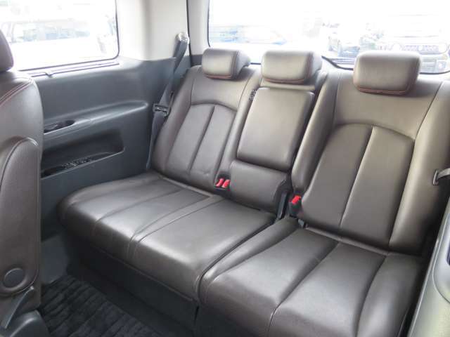 後席の足元も広々。長距離ドライブの際には疲労度が全く違いますよね。また足元に荷物を置くときも広いと嬉しいです。