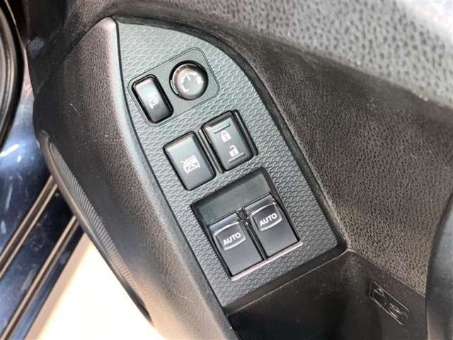電動格納式ミラー・パワーウインドウを装備しています。